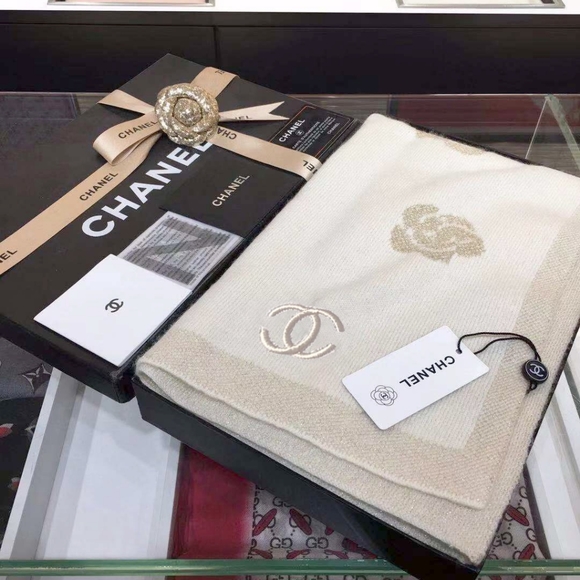 Chanel’s stunning and versatile scarf - Picture 2 of 7